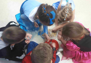 Dzieci oddzielają makaron i koraliki od ryżu